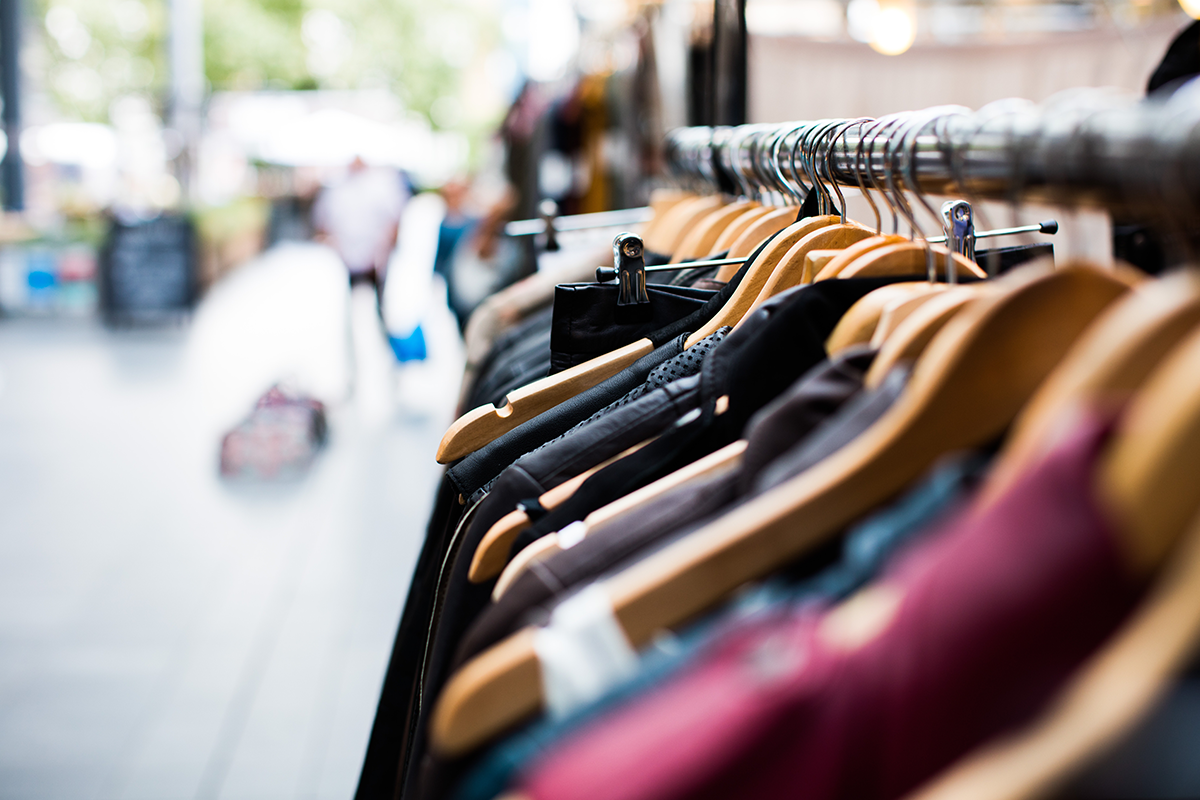 9 šikovných spôsobov, akými ušetriť peniaze pri nákupoch oblečenia