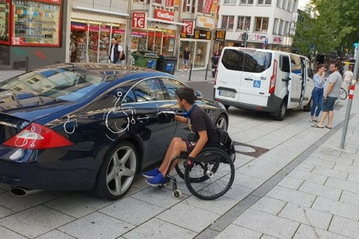Slovák zaparkoval v Nemecku na mieste pre invalidov. Mladý vozičkár mu uštedril príučku!