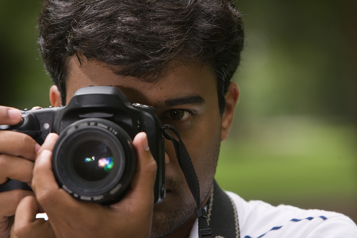 Indický fotograf býva vo veľkom fotoaparáte spolu so synmi Epsonom, Canonom a Nikonom