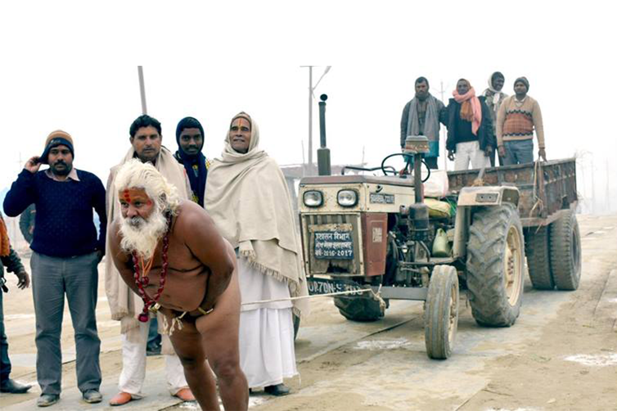 Indický mních zvaný Penis Baba dokáže svojou pýchou odtiahnuť automobil!