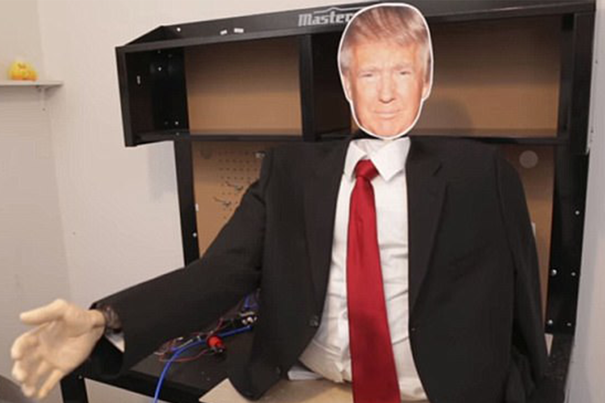 Tento stroj simuluje divné podania ruky Donalda Trumpa!