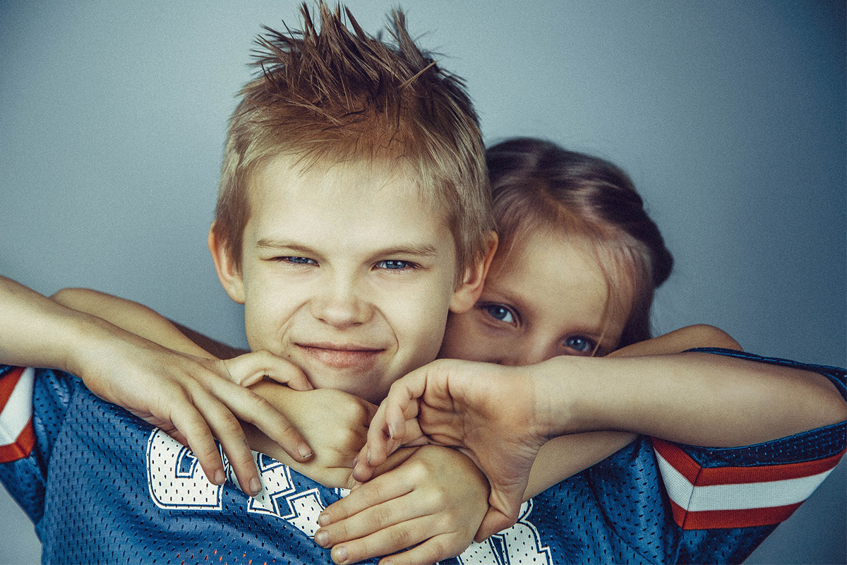 11 konverzácií, ktoré ti budú extrémne povedomé, ak máš brata