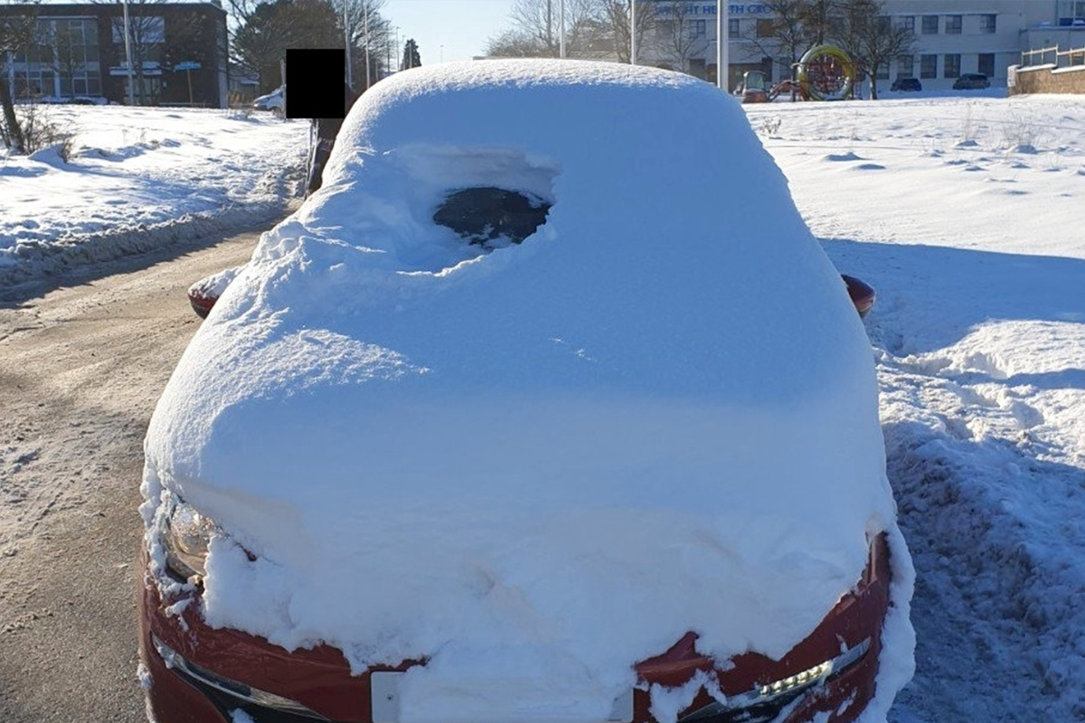 Vodičovi sa nechcelo očistiť auto od snehu. Na cestu sa teda vybral len s priezorom pre šoféra