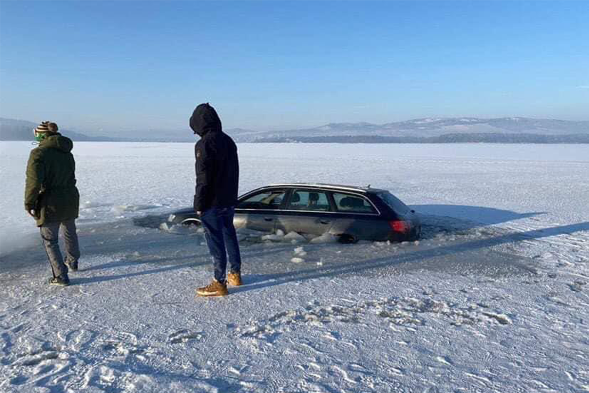 Slovensko sa baví na frajeroch, ktorí sa s autom prepadli pod ľad zamrznutej Oravskej priehrady