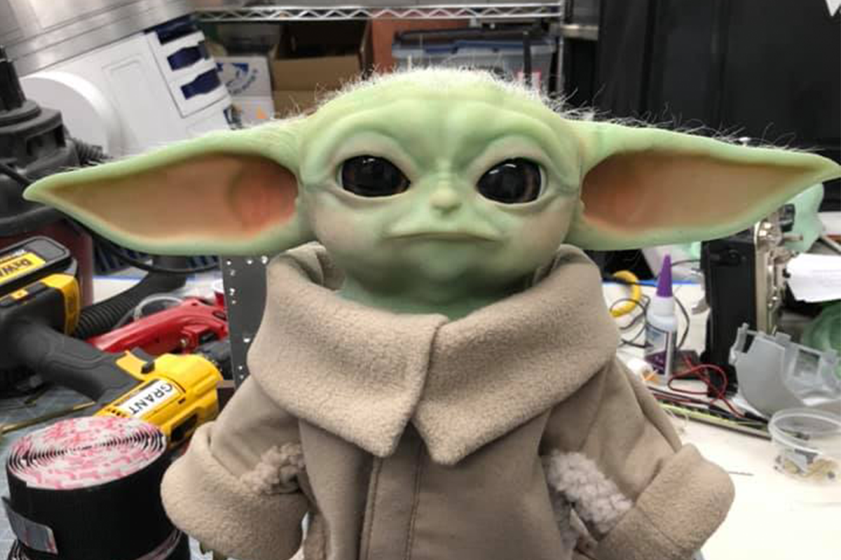 Bývalý člen tímu Mythbusters vyrobil parádnu interaktívnu bábku Baby Yodu