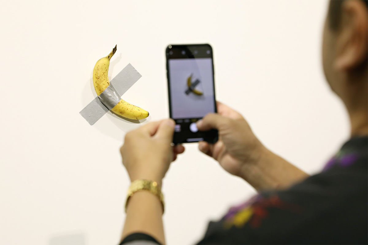 Muž zjedol banán prilepený na stenu, ktorý mal hodnotu 120-tisíc dolárov