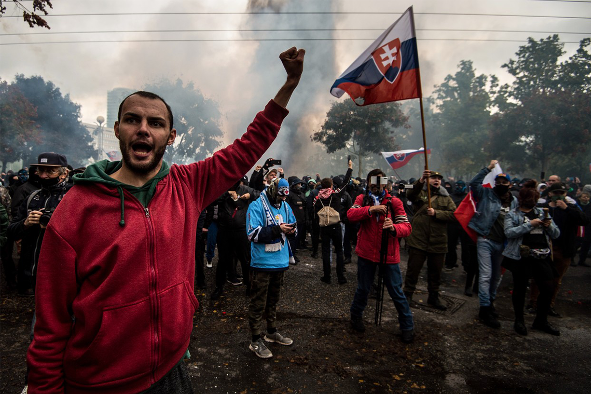 Internet sa baví na chaotickom protivládnom proteste, ktorý sa uskutočnil v Bratislave