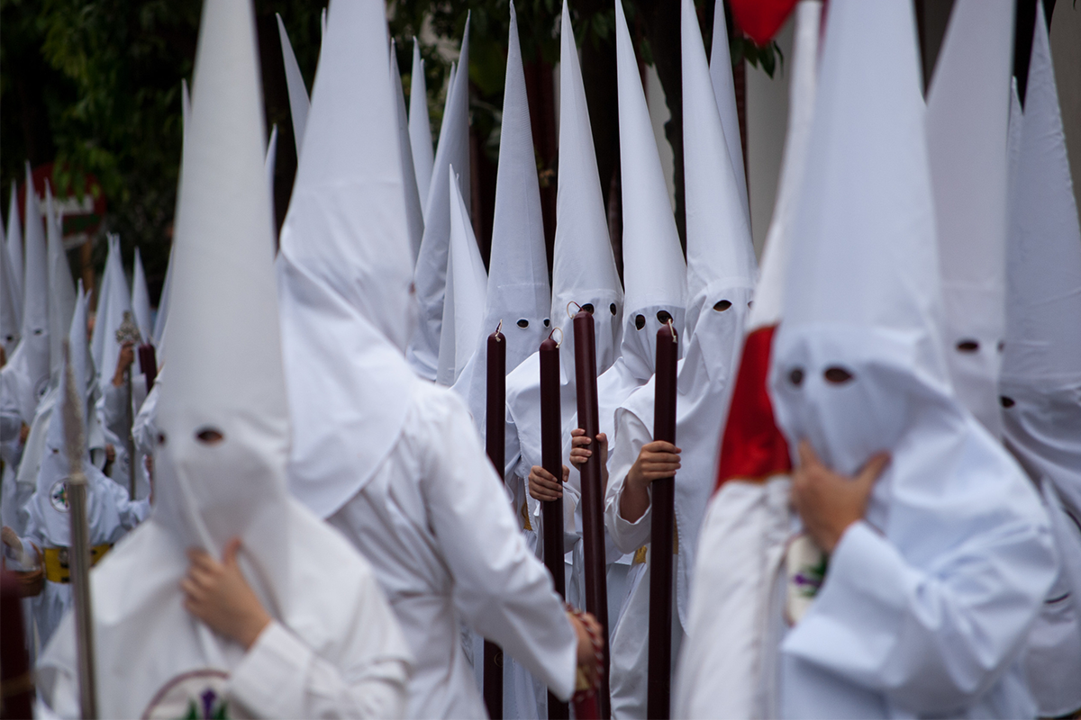 Brazílsky maskot očkovania vzbudil kontroverziu. Podľa niektorých vyzerá ako člen Ku Klux Klanu
