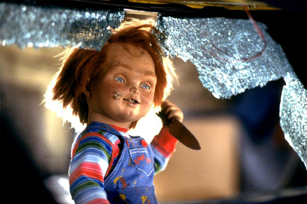 Muž prezlečený za Chuckyho z hororu Detská hra strašil v metre ľudí, ktorí nenosia rúška