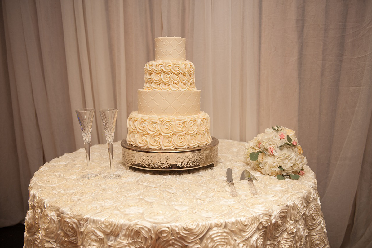 Fotografka perfektne zachytila moment, v ktorom sa 500-eurová svadobná torta zrútila k zemi
