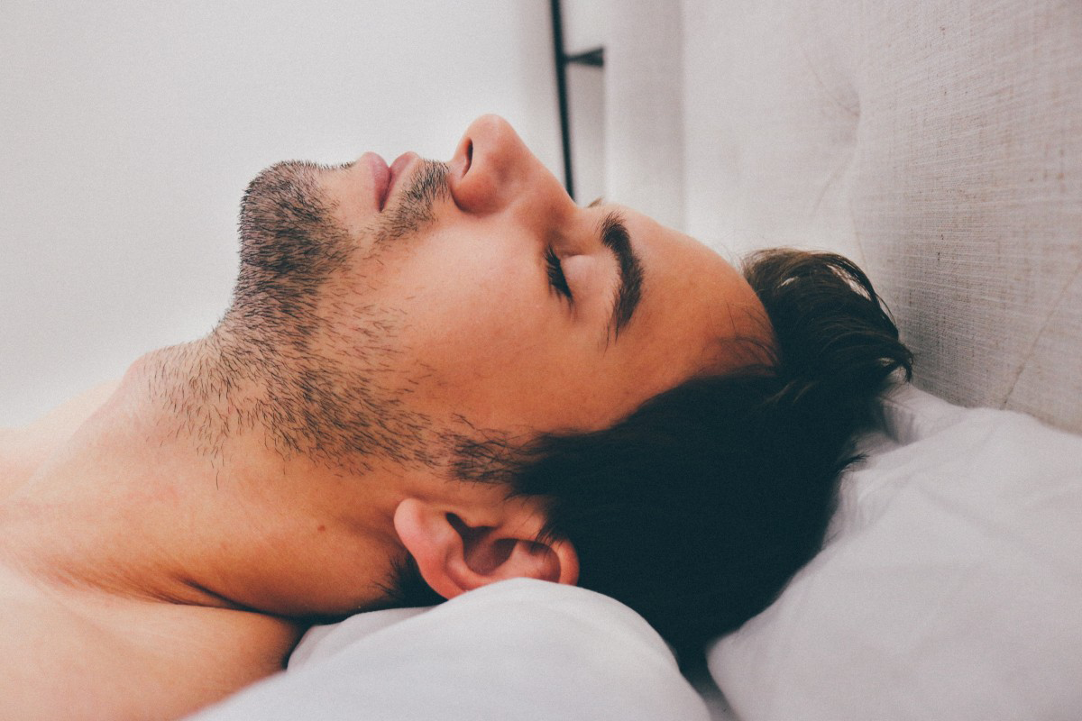 Muž mal problém s dýchaním počas spánku. Záznam z kamery odhalil nečakaný zdroj problému