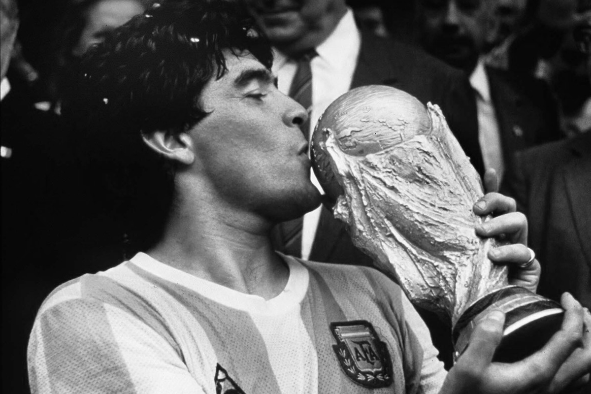 Vo veku 60 rokov zomrel legendárny Diego Maradona