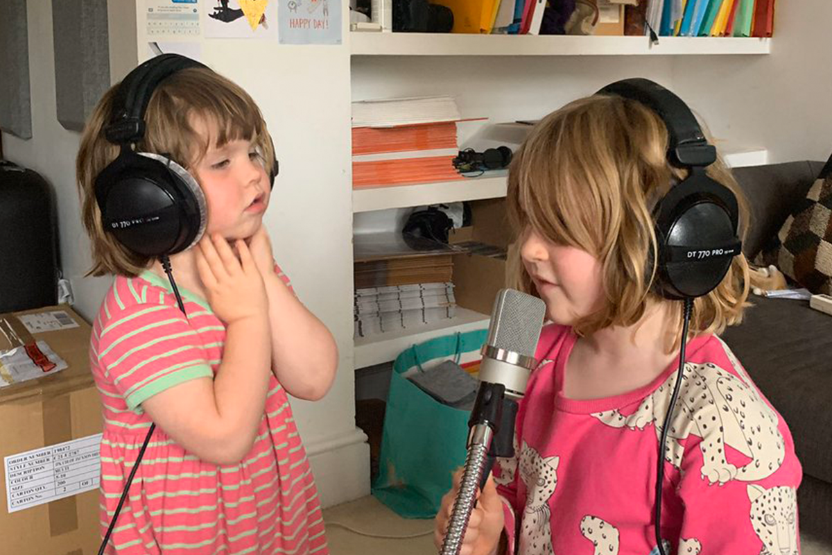 Rozkošné trojročné dievčatko zložilo dojímavú pesničku o zamilovaných dinosauroch