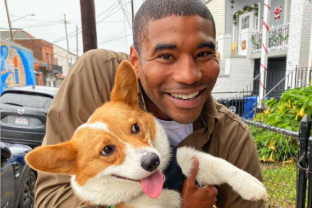 Americký kuriér sa fotí so psíkmi, ktorých stretáva počas práce. Jeho fotky dojmú aj pobavia