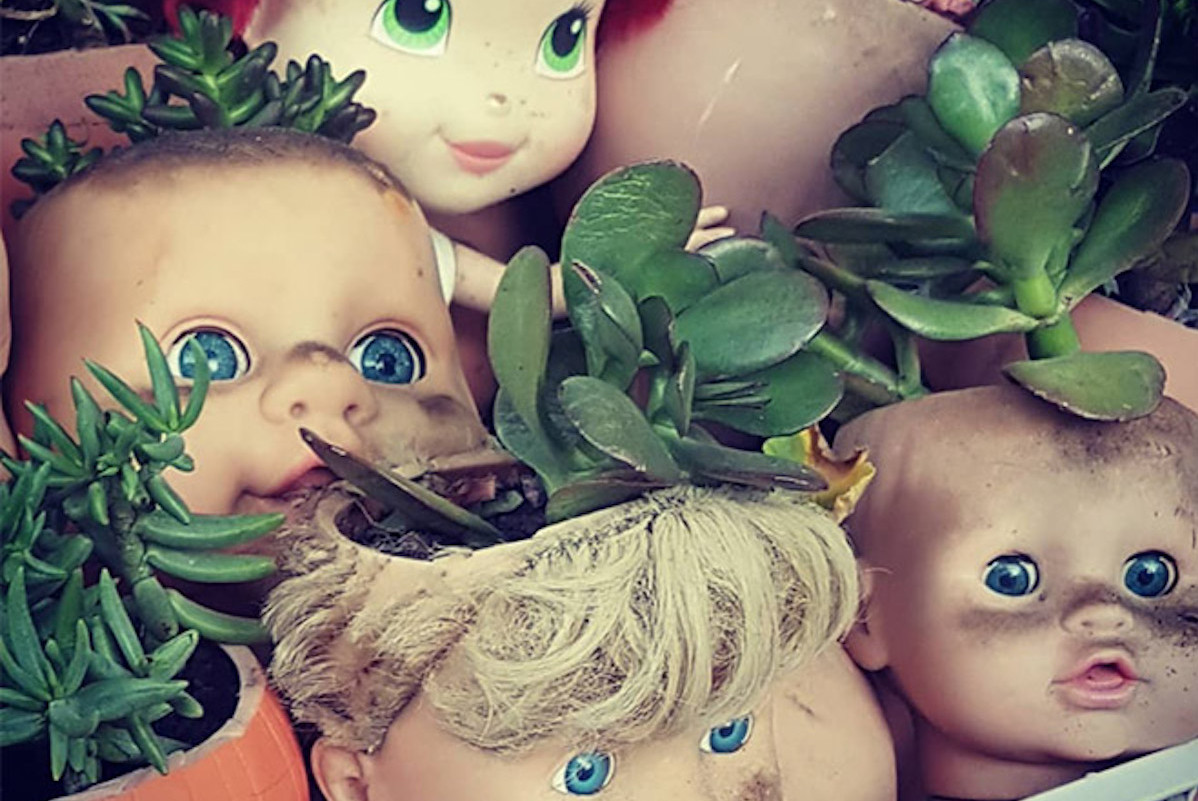 Internet ovládol nový trend: hororové črepníky z hláv starých bábik!