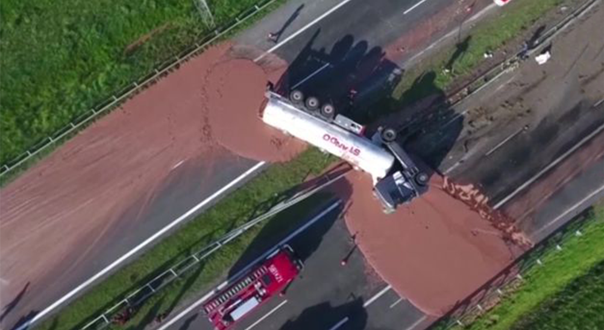 Tony čokolády zaplavili poľskú diaľnicu po tom, čo sa prevrhol kamión