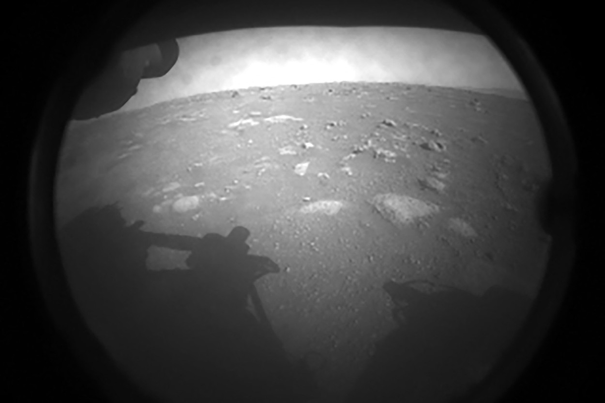 Rover Perseverance úspešne pristál na Marse. Internet zaplavili vtipné memes na prvý čierno-biely záber z červenej planéty