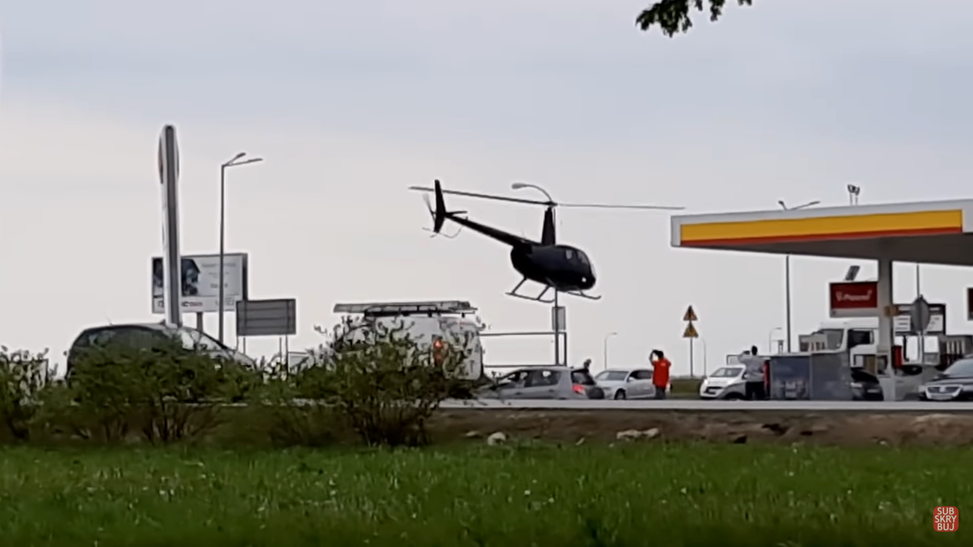 Pilot v Poľsku pristál s helikoptérou na čerpacej stanici. Natankoval si stroj a odletel
