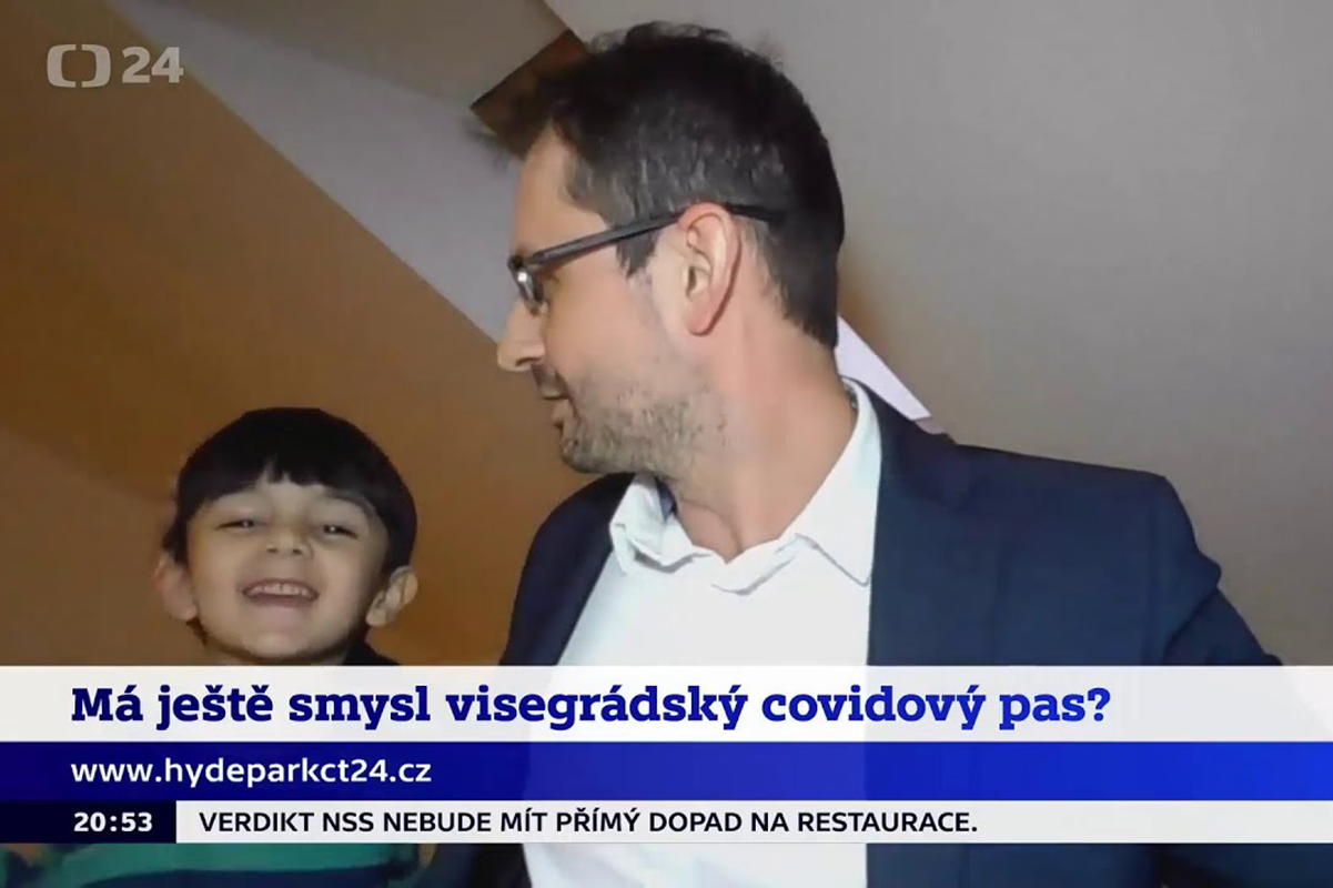 Tati, mně se chce kadit! Syn prerušil živý vstup politika v Českej televízii
