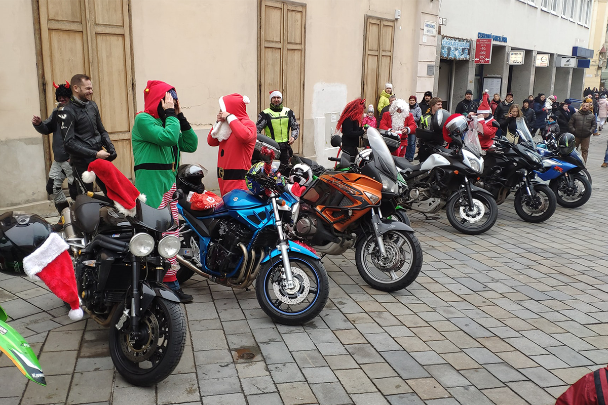 Ulicami slovenských miest sa cez víkend opäť previezli Mikulášovia na motorkách