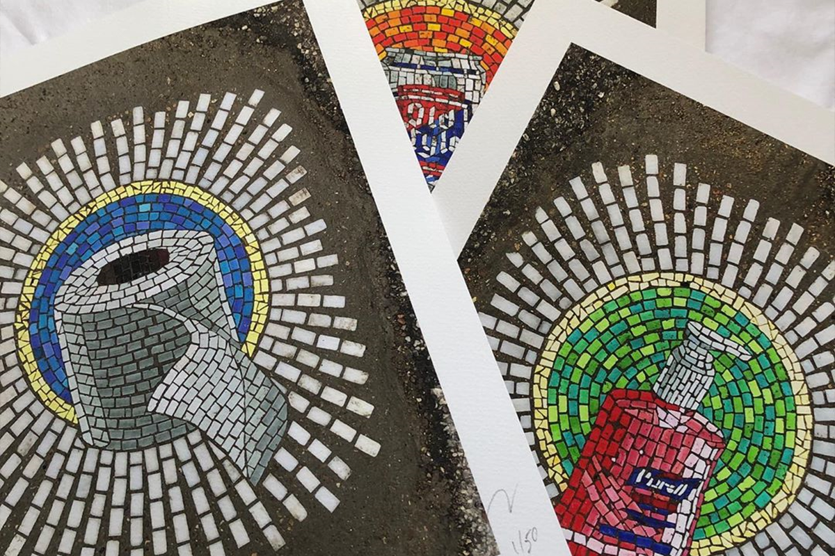 Umelec z Chicaga vypĺňa výtlky na ceste podarenými mozaikami z keramiky