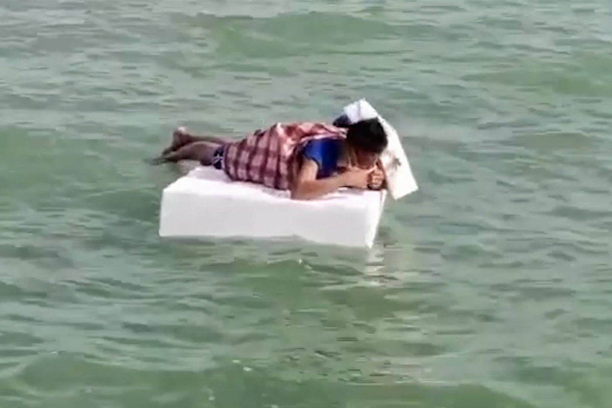 28-ročný muž chcel preplávať more na kuse polystyrénu