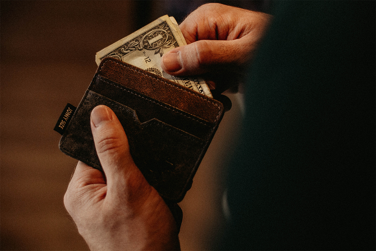 Muž našiel nevšedným spôsobom majiteľa stratenej peňaženky. Jeho trik z neho spravil hrdinu