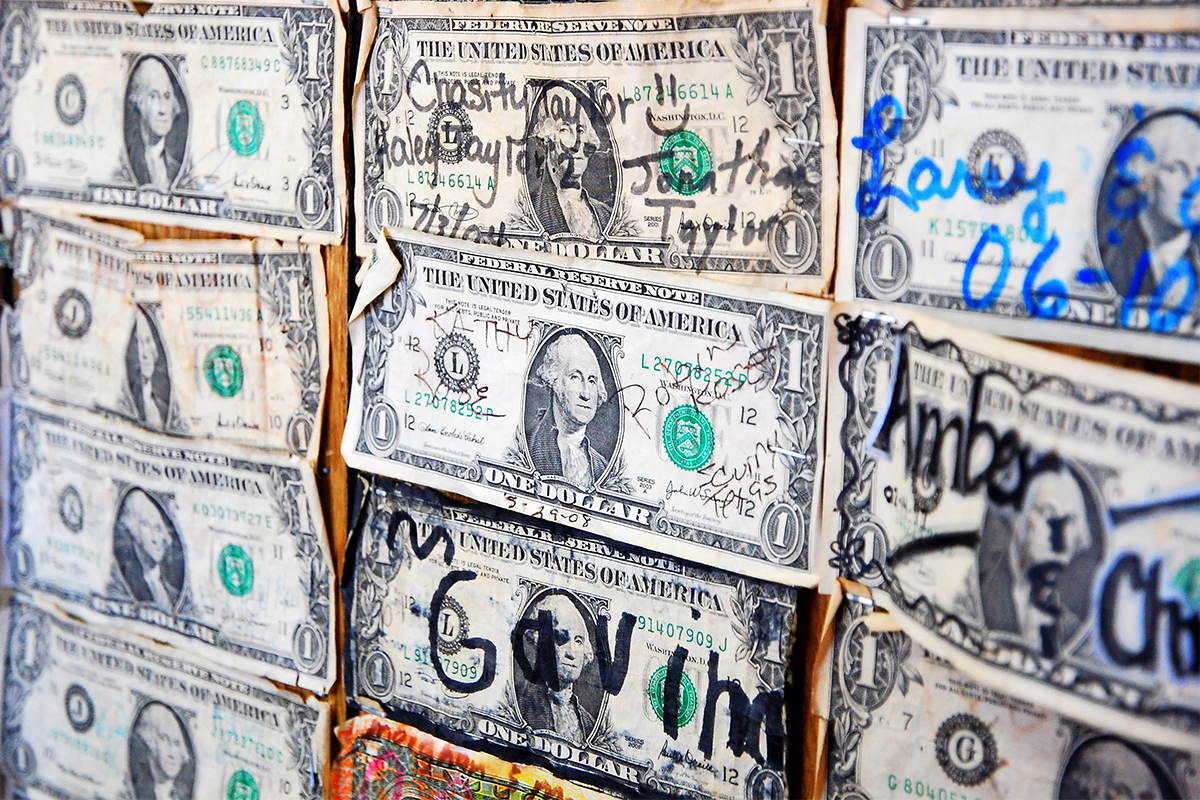 Majiteľka zatvoreného baru odlepila bankovky zo stien, aby vyplatila svojich zamestnancov