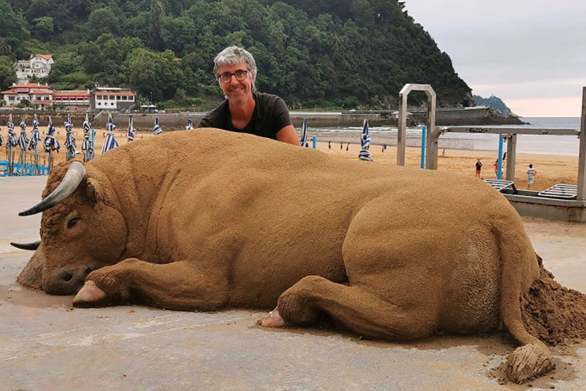 Nadaný umelec vytvára z piesku neuveriteľne prepracované sochy zvierat či ľudí