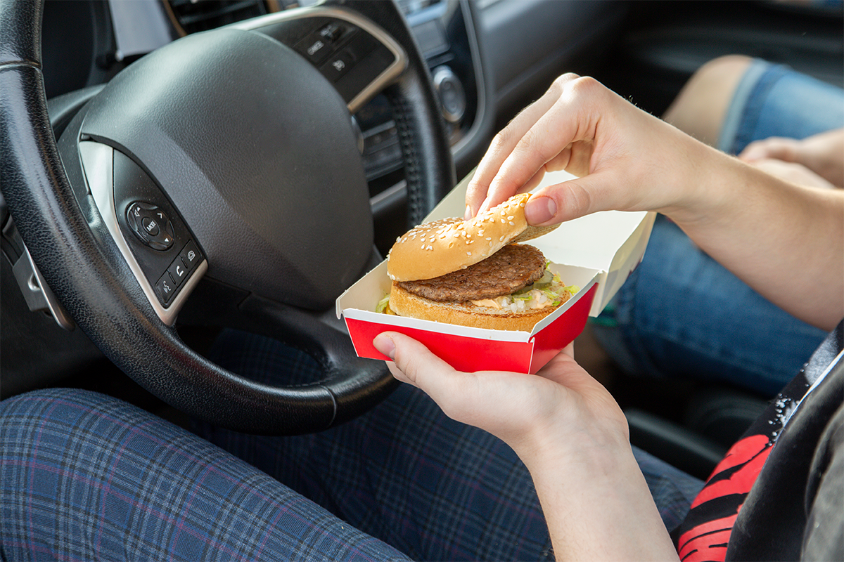 Dvaja mladíci zo Žiliny si chceli zjesť v aute hamburgery. Policajti im za to dali pokutu