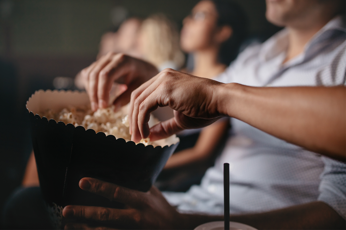 Polícia obvinila ženu, že zákazníkom v kine predávala kokaín v balíčkoch popcornu