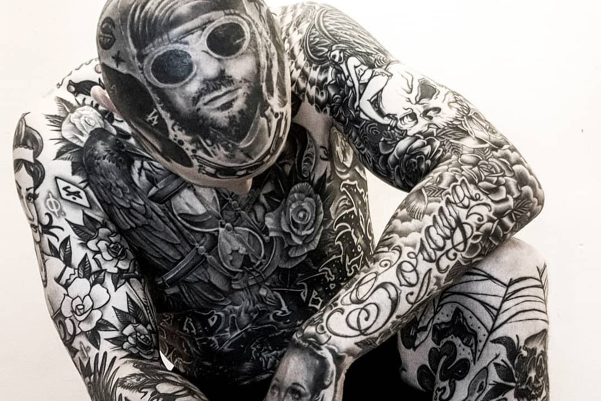 Lekár z Anglicka má tetovania takmer na celom tele. Kvôli nim mu nechceli dať prácu