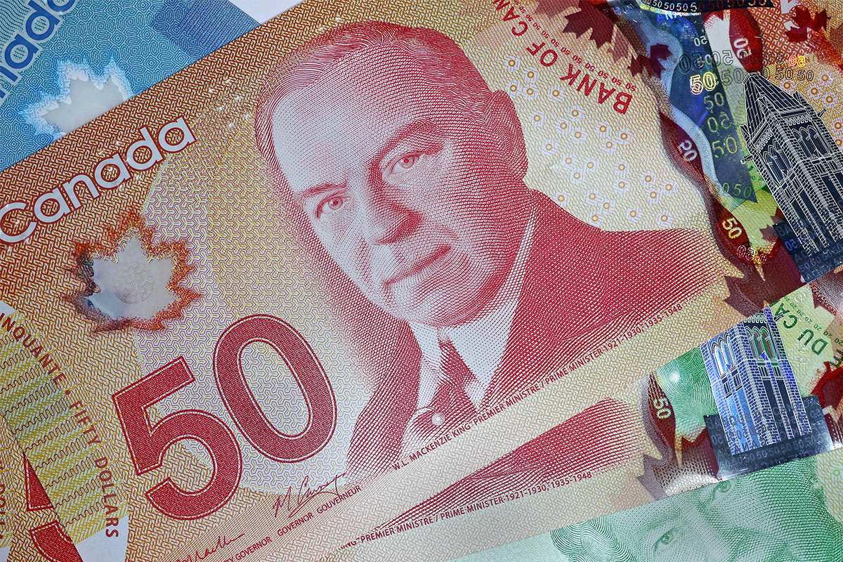 Kanaďania perú svoje plastové bankovky, aby ich očistili od koronavírusu