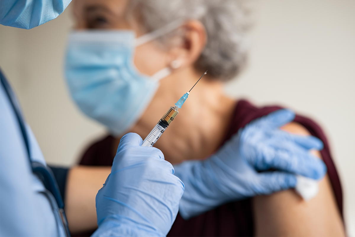 Dve ženy sa prezliekli za dôchodkyne, aby dostali vakcínu proti koronavírusu