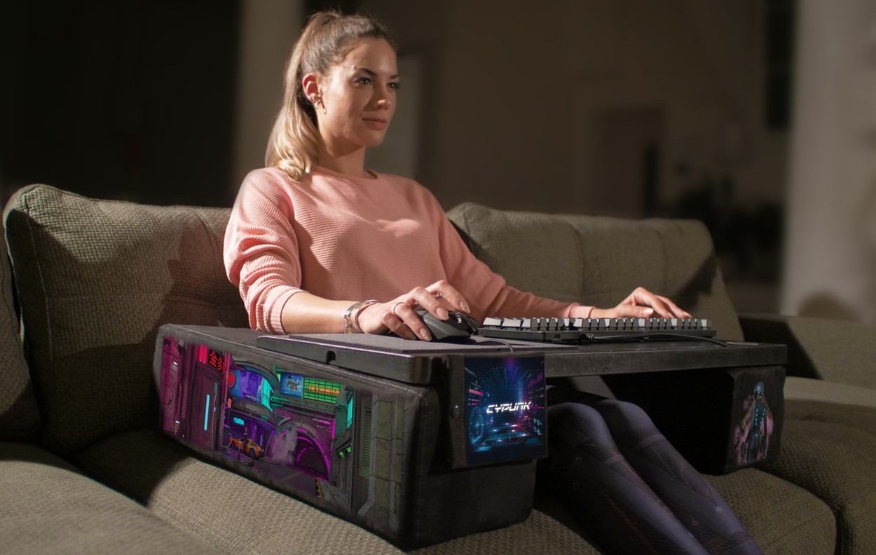 Táto šikovná pomôcka sa postará o to, aby si mohol pohodlne hrať počítačové hry na gauči