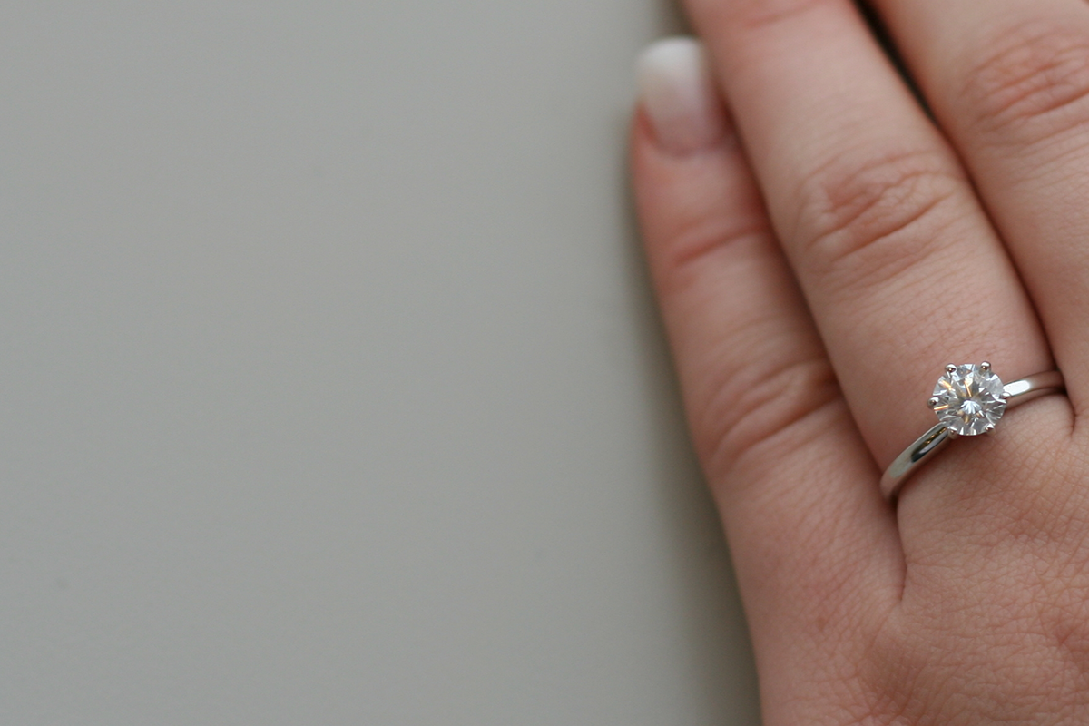 Žena počas spánku prehltla svoj snubný prsteň. Ako sa jej také niečo podarilo?