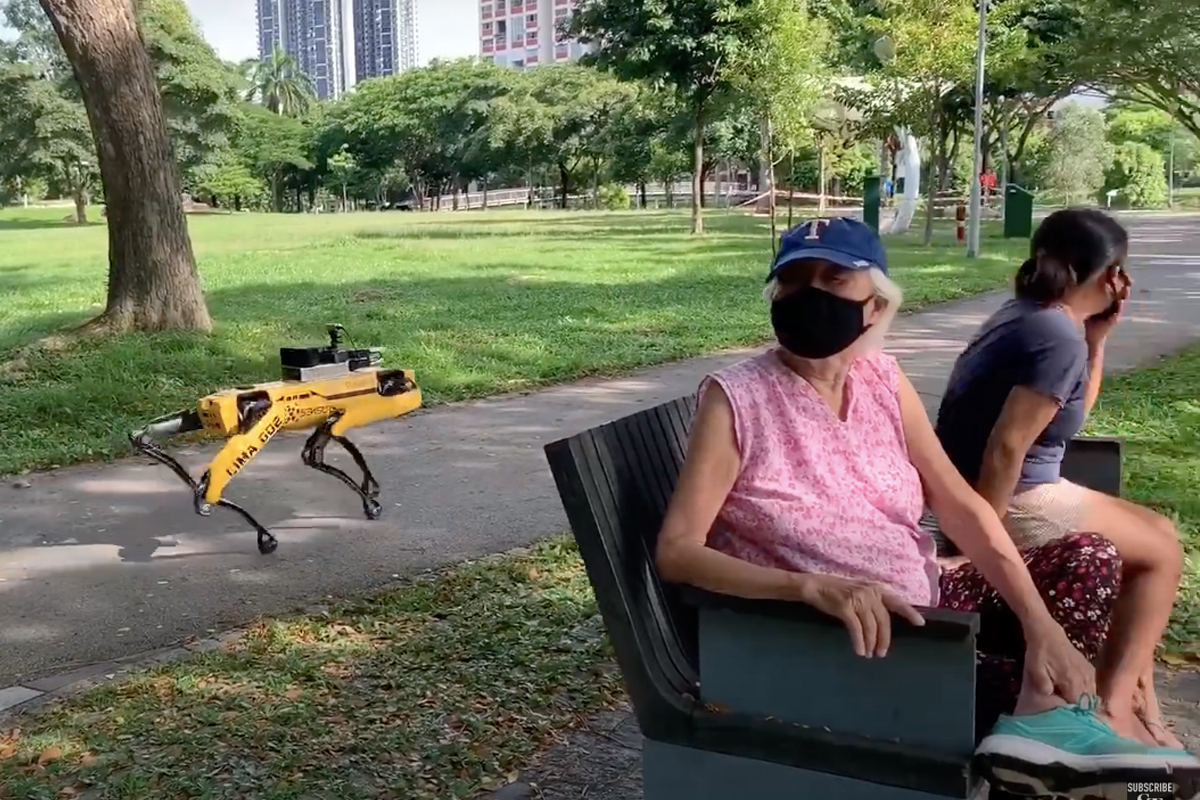 Dodržiavanie odstupov kontroluje v Singapure desivý robotický pes