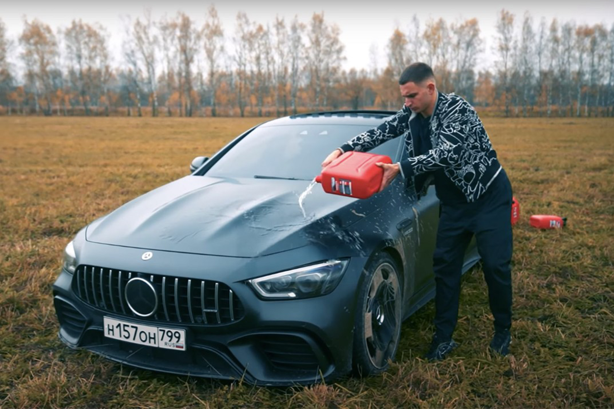 Rus nebol spokojný so svojím luxusným Mercedesom. Na protest ho podpálil pred kamerami