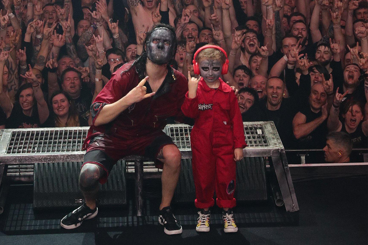 Malý chlapec na koncerte Slipknot predviedol parádne bubnovanie. Skupina ho pozvala na pódium