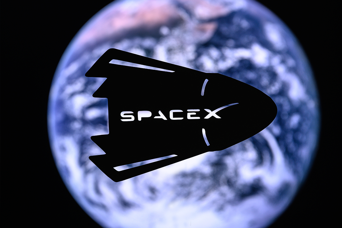 Na zázname štartu rakety od SpaceX vidno podivné objekty. Ide o mimozemšťanov?