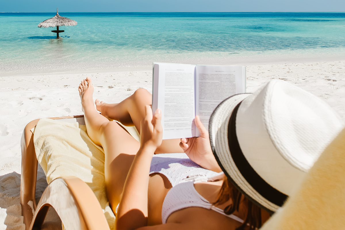 11 tipov na skvelé dovolenkové čítanie, ktoré ťa počas leta zabaví