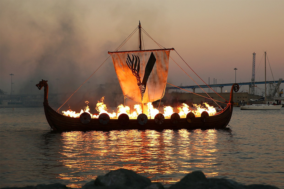 Zhorieť na lodi v plameňoch? V americkom štáte Maine možno schvália vikinský pohreb