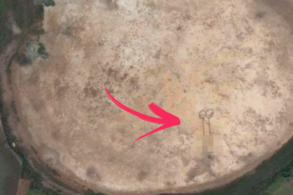 Používatelia Google Maps si všimli vo vyschnutom jazere vyrytý žartík neznámeho vtipkára