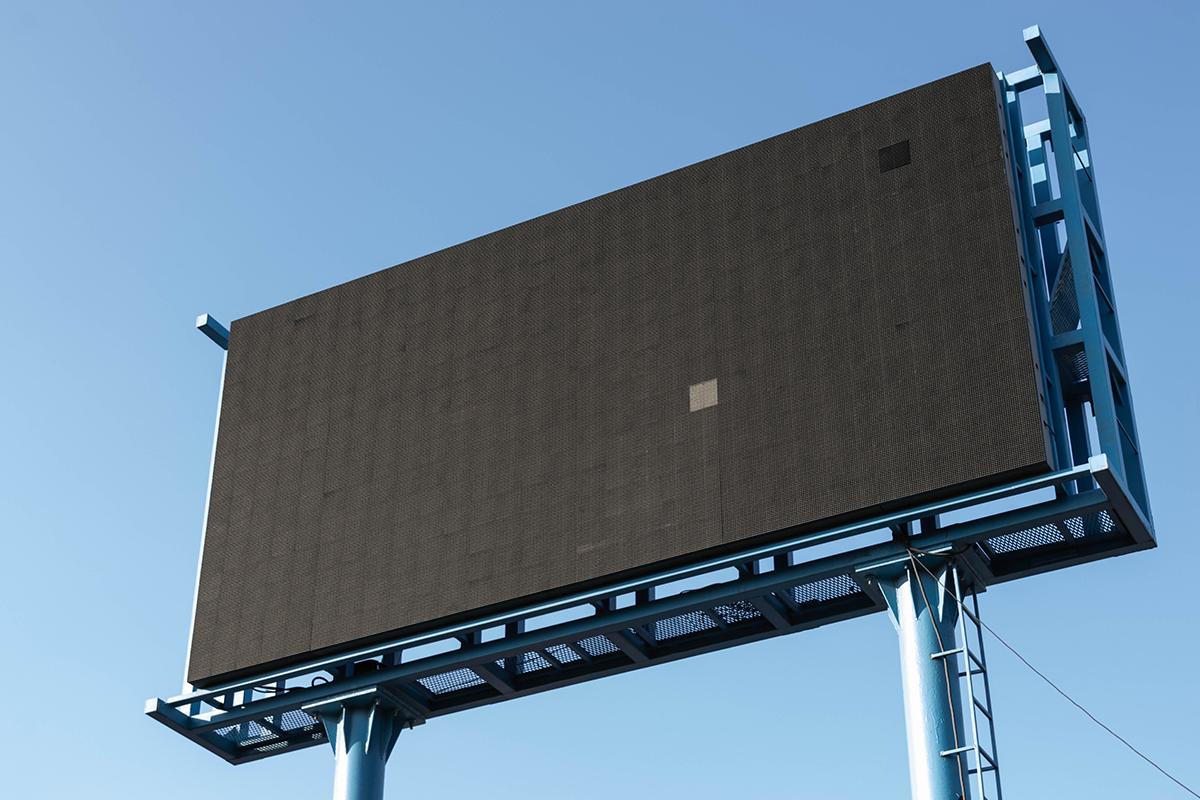 Na elektronickom billboarde v strede mesta hral film pre dospelých, ľudia boli zhrození