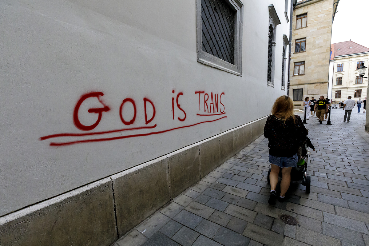 V centre Bratislavy sa objavili na kostoloch a kláštore posprejované LGBT nápisy