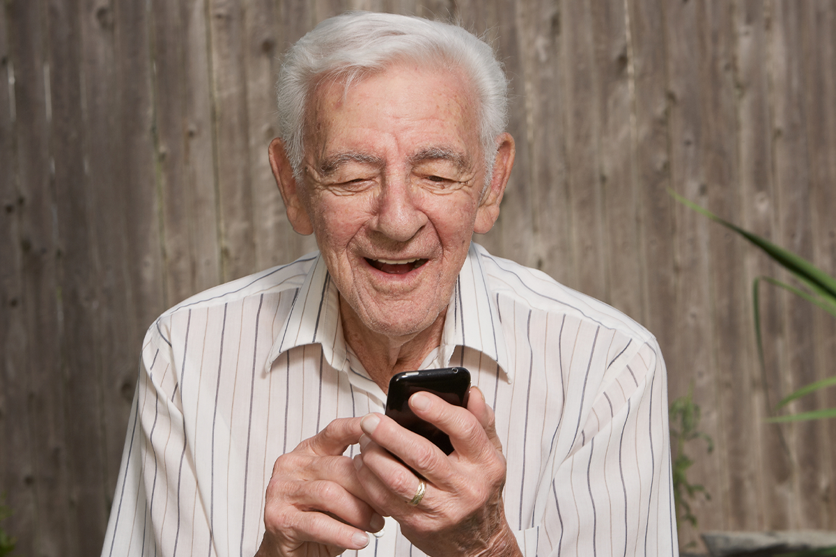 Internet sa zabáva na 91-ročnom dedkovi, ktorý posiela vnučke 