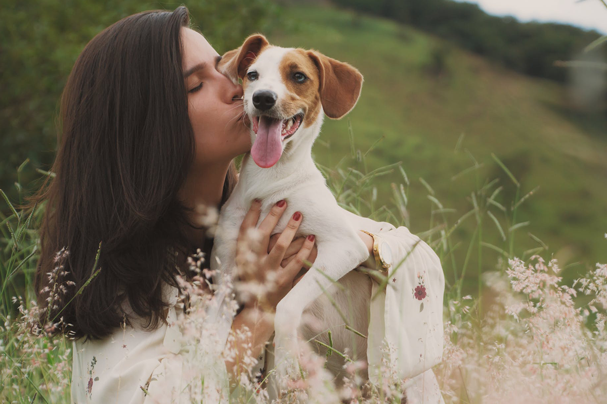 Výskumníci zistili, že psičkári bozkávajú domácich miláčikov viac než svojich partnerov