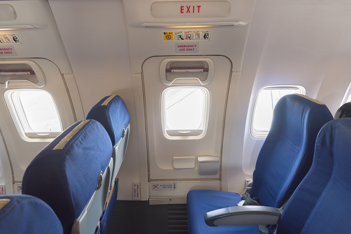 Žena sa snažila počas letu otvoriť dvere na lietadle. Museli ju pripútať k sedadlu páskou