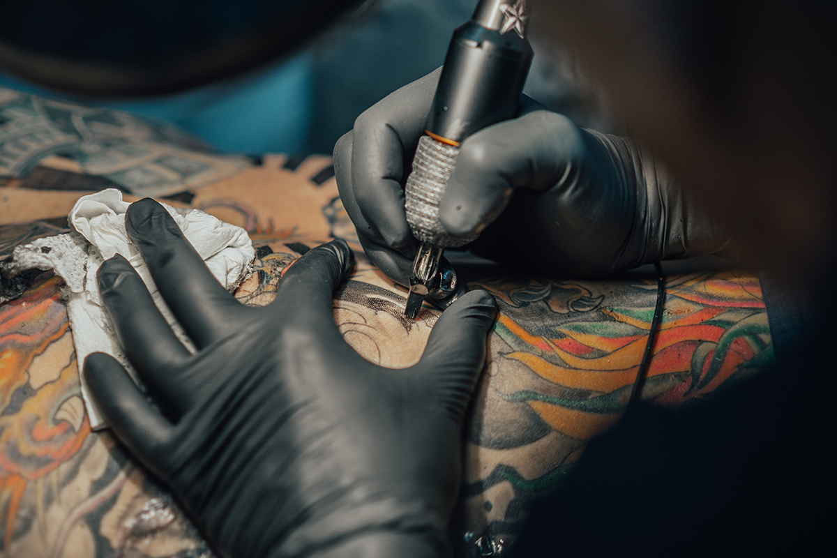 Potetovaní ľudia sa delia o najabsurdnejšie reakcie na svoje tetovania