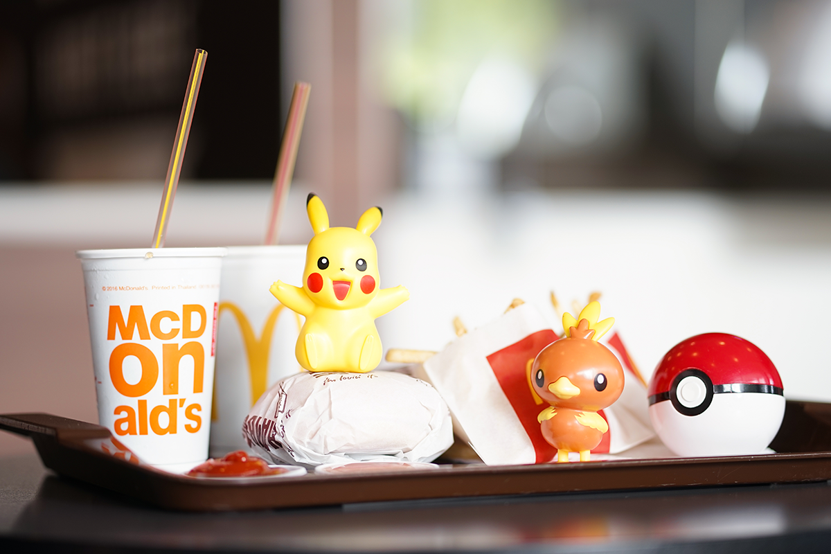 Zamestnanci McDonald's kradnú Pokémon kartičky z novej limitovanej edície a predávajú ich ďalej